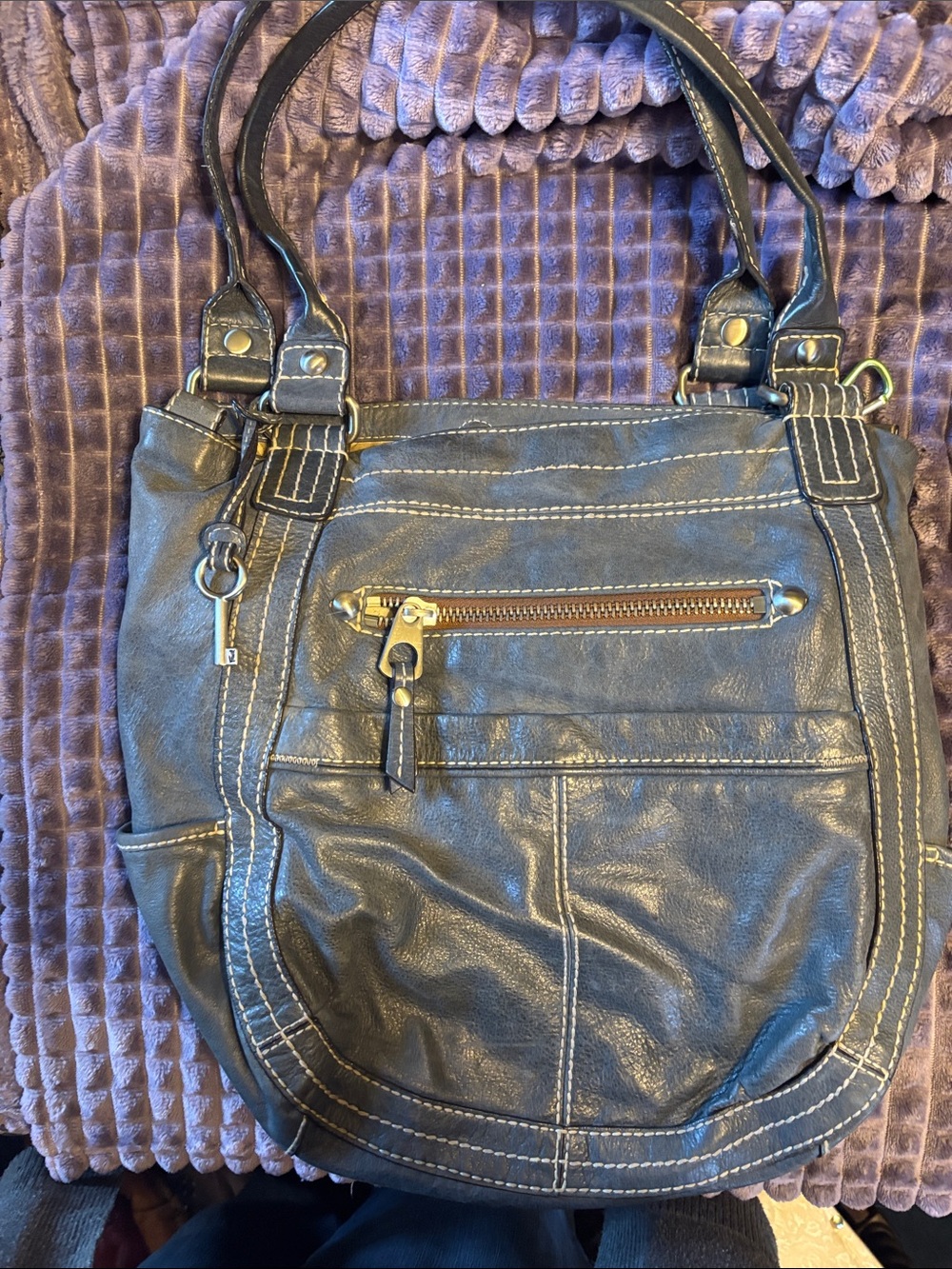 Women’s Fossil Leather Shoulder Bag in blue.